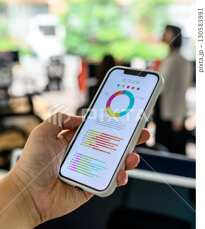 スマホを持った男性 130583991