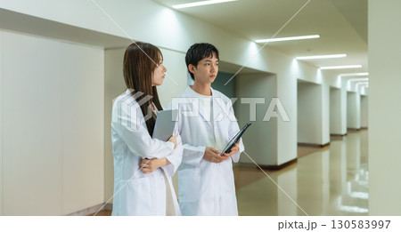白衣の男女 白衣の男女 130583997