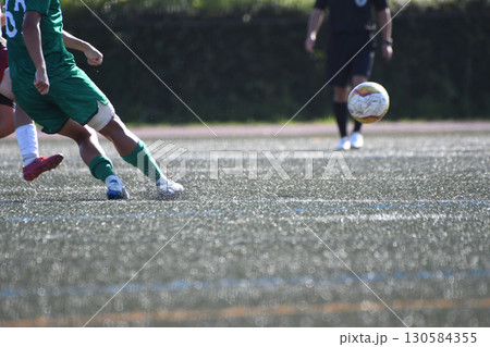 ボールを蹴るサッカー選手 130584355