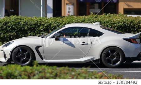白い国産スポーツカー　イメージ 130584492