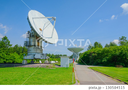 【国立天文台野辺山宇宙電波観測所】45m電波望遠鏡(奥)とミリ波干渉計(手前) 【国立天文台野辺山宇宙電波観測所】45m電波望遠鏡(奥)とミリ波干渉計(手前) 130584515