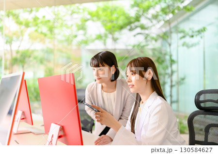 MRと会話する医師 130584627