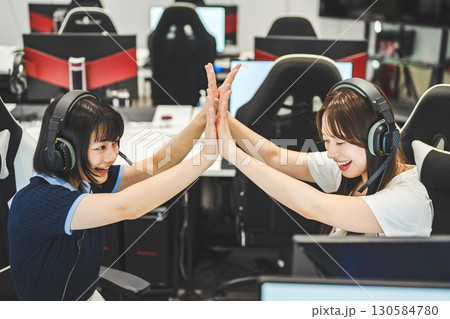 eスポーツで勝利を喜ぶ女子ペア eスポーツで勝利を喜ぶ女子ペア 130584780