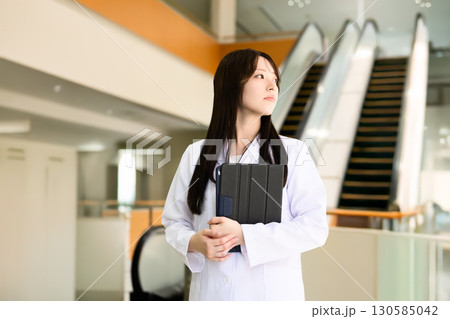 白衣を着た女性 130585042