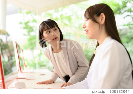 白衣の女性とビジネスウーマン Medical Representative など 白衣の女性とビジネスウーマン Medical Representative など 130585044