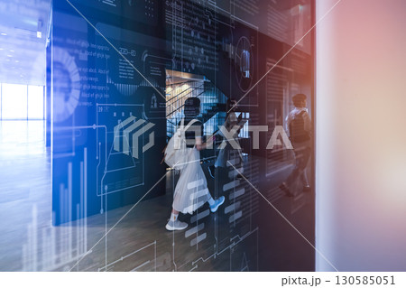 未来的なホログラムと学生 130585051