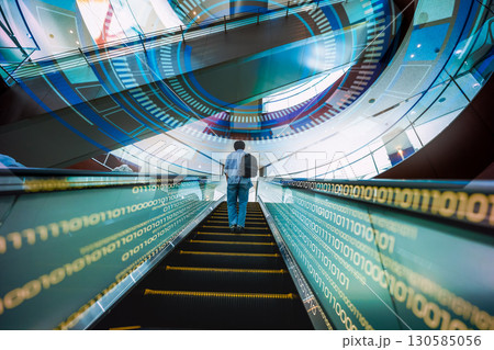 エスカレーターを上がる 130585056