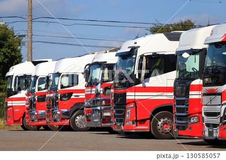 並んだ大型トラック　イメージ 130585057