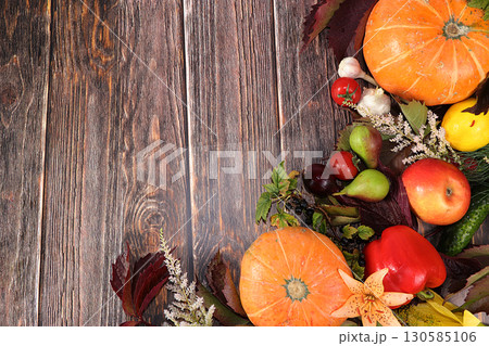 Thanksgiving, autumn background with seasonal autumn nature berries, pumpkins, apples and flowers on a wooden background, top view, copy space, flat lay. Happy Thanksgiving concept, selective focus. 130585106