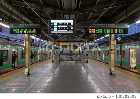 AM5時：埼京線池袋駅ホームにて 130585305