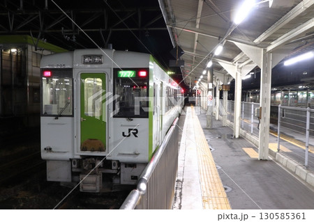 夜の高崎駅に停車中の八高線キハ110系 130585361
