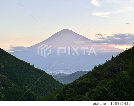 山間から望む朝の富士山 130585420