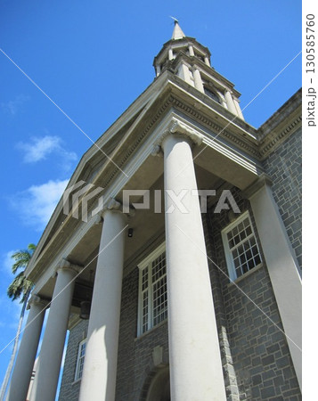 ハワイの青空を突き抜けるような下から見上げたセントラルユニオン大聖堂 ウェディング、観光、広告素材 ハワイの青空を突き抜けるような下から見上げたセントラルユニオン大聖堂 ウェディング、観光、広告素材 130585760