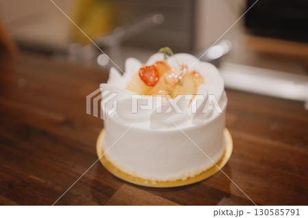 ホールのショートケーキの素材 ホールのショートケーキの素材 130585791