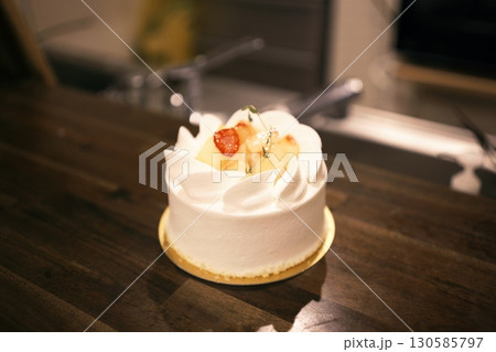 ホールのショートケーキの素材 ホールのショートケーキの素材 130585797