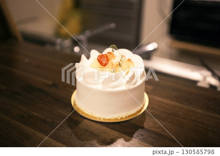 ホールのショートケーキの素材 ホールのショートケーキの素材 130585798
