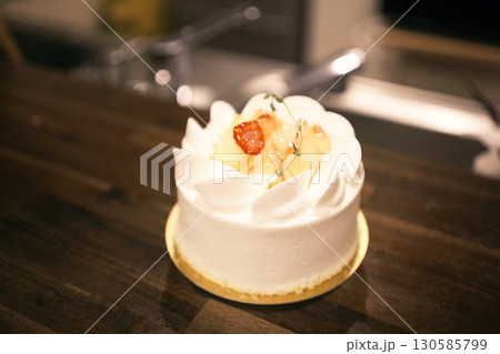 ホールのショートケーキの素材 130585799