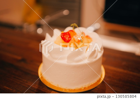 ホールのショートケーキの素材 ホールのショートケーキの素材 130585804