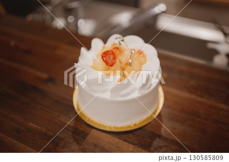 ホールのショートケーキの素材 ホールのショートケーキの素材 130585809