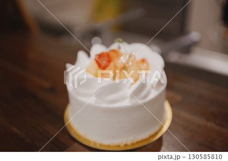 ホールのショートケーキの素材 ホールのショートケーキの素材 130585810