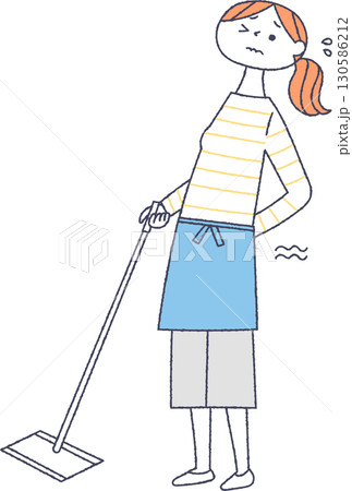 掃除をして腰を痛める女性 130586212