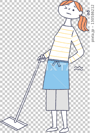 掃除をして腰を痛める女性 130586212