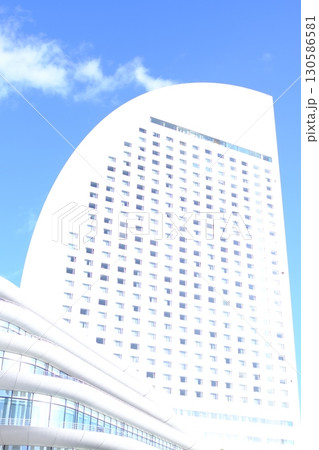 都会の街並みの風景 130586581