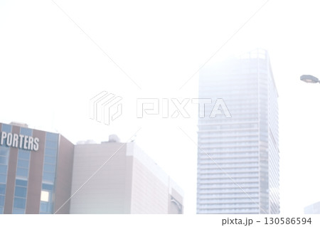 都会の街並みの風景 130586594