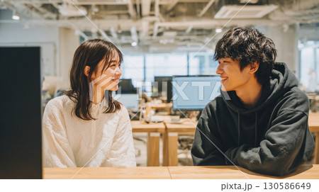 オフィスで働く男女 オフィスで働く男女 130586649
