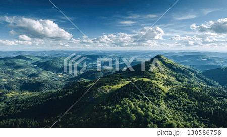 美しい緑が広がる夏の山並みの風景 美しい緑が広がる夏の山並みの風景 130586758