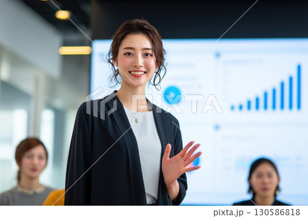 プレゼンテーションで未来を語る、自信あふれる日本人ビジネスウーマン 130586818