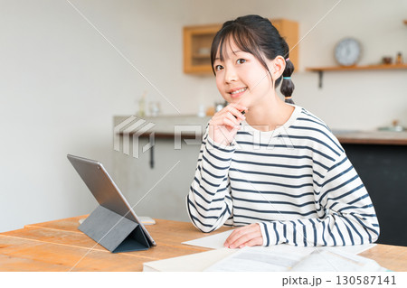 タブレットを使いながら勉強,宿題をする小学生,中学生の女の子 130587141