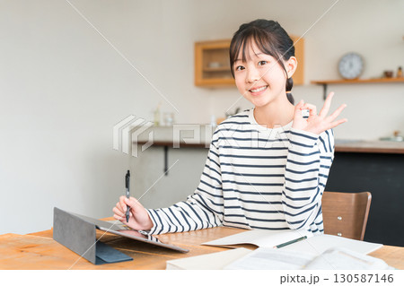 タブレットを使いながら勉強,宿題をする小学生,中学生の女の子(ok,成績) タブレットを使いながら勉強,宿題をする小学生,中学生の女の子(ok,成績) 130587146