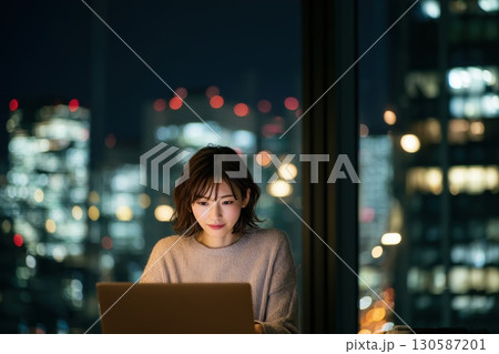 大都市のオフィスで輝く日本人ビジネスウーマン 130587201