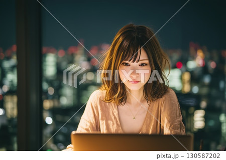 大都市のオフィスで輝く日本人ビジネスウーマン 130587202