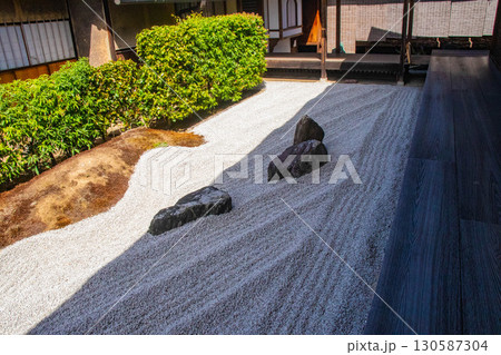 【京都風景】瑞峯院　十字架のある枯山水「閑眠庭」 130587304