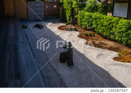 【京都風景】瑞峯院　十字架のある枯山水「閑眠庭」 130587307