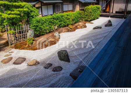 【京都風景】瑞峯院 十字架のある枯山水「閑眠庭」 【京都風景】瑞峯院 十字架のある枯山水「閑眠庭」 130587313