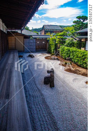 【京都風景】瑞峯院 十字架のある枯山水「閑眠庭」 【京都風景】瑞峯院 十字架のある枯山水「閑眠庭」 130587317