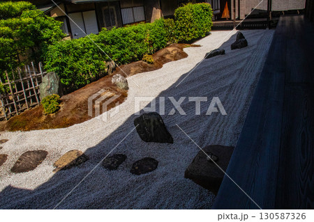 【京都風景】瑞峯院　十字架のある枯山水「閑眠庭」 130587326