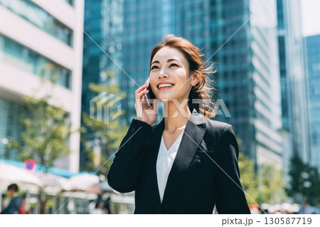オフィス街を颯爽と歩く若い日本人ビジネスウーマン 130587719