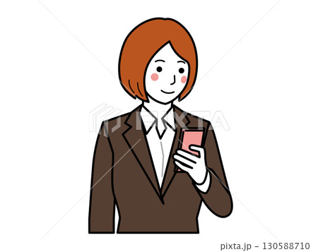 茶色のスーツ。スマホを見る女性 130588710