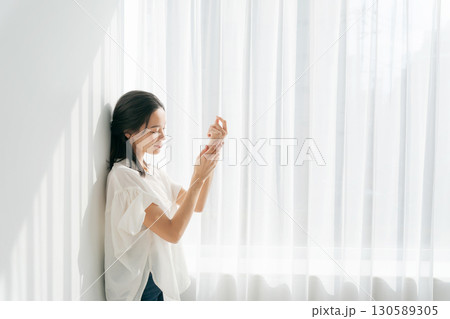 ボディケアをする女性 130589305