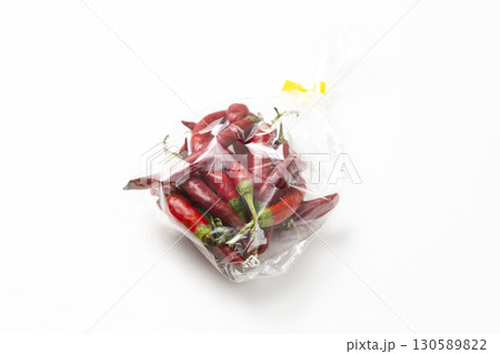 白背景に生唐辛子 130589822