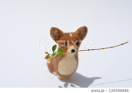 シンフォリカルポスの花をくわえる羊毛フェルトの犬　　　 130589888