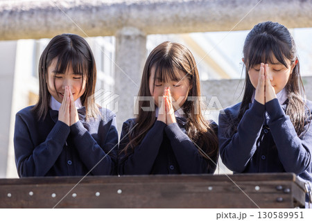 合格祈願する制服を着た学生 130589951