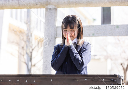 合格祈願する制服を着た学生 130589952