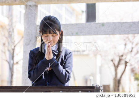 合格祈願する制服を着た学生 130589953