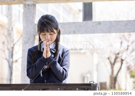 合格祈願する制服を着た学生 130589954