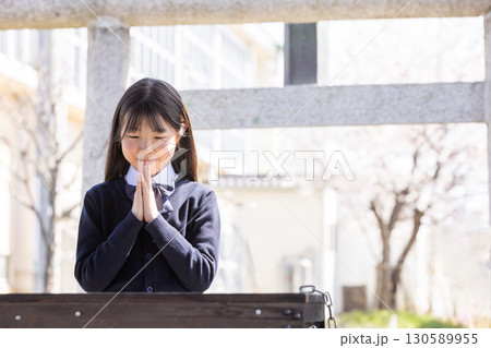 合格祈願する制服を着た学生 130589955
